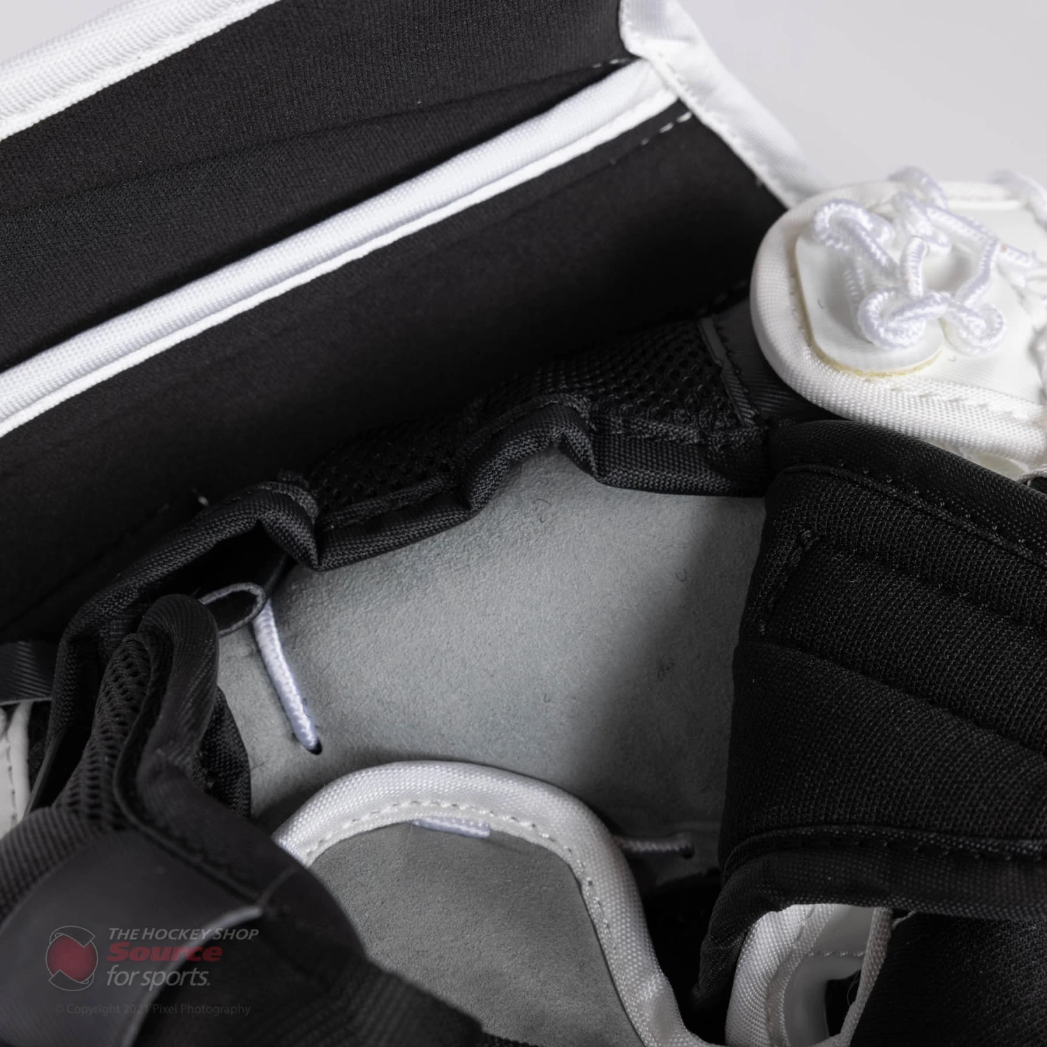 CCM Extreme Flex E5.5 Junior Goalie Catcher 16 CCM Extreme Flex E5.5 Junior Goalie Catcher - Image 14